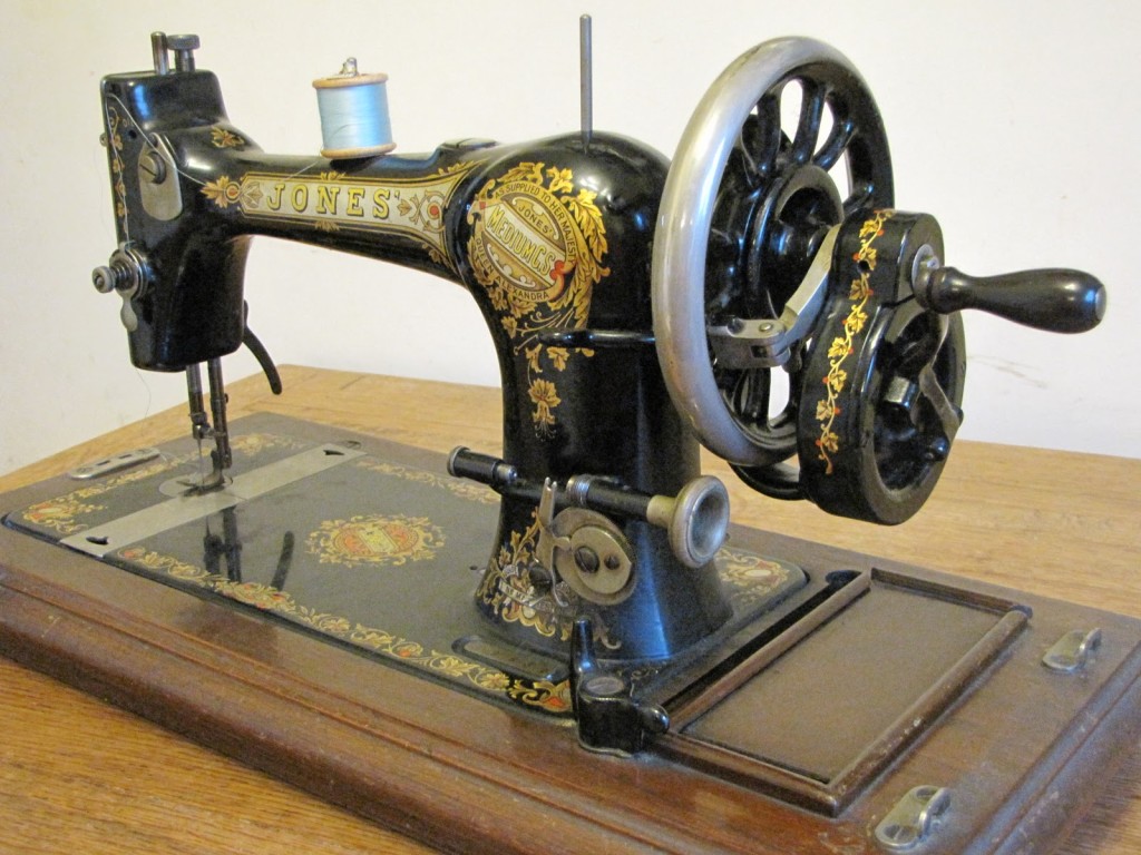 Vintage sewing machine 008